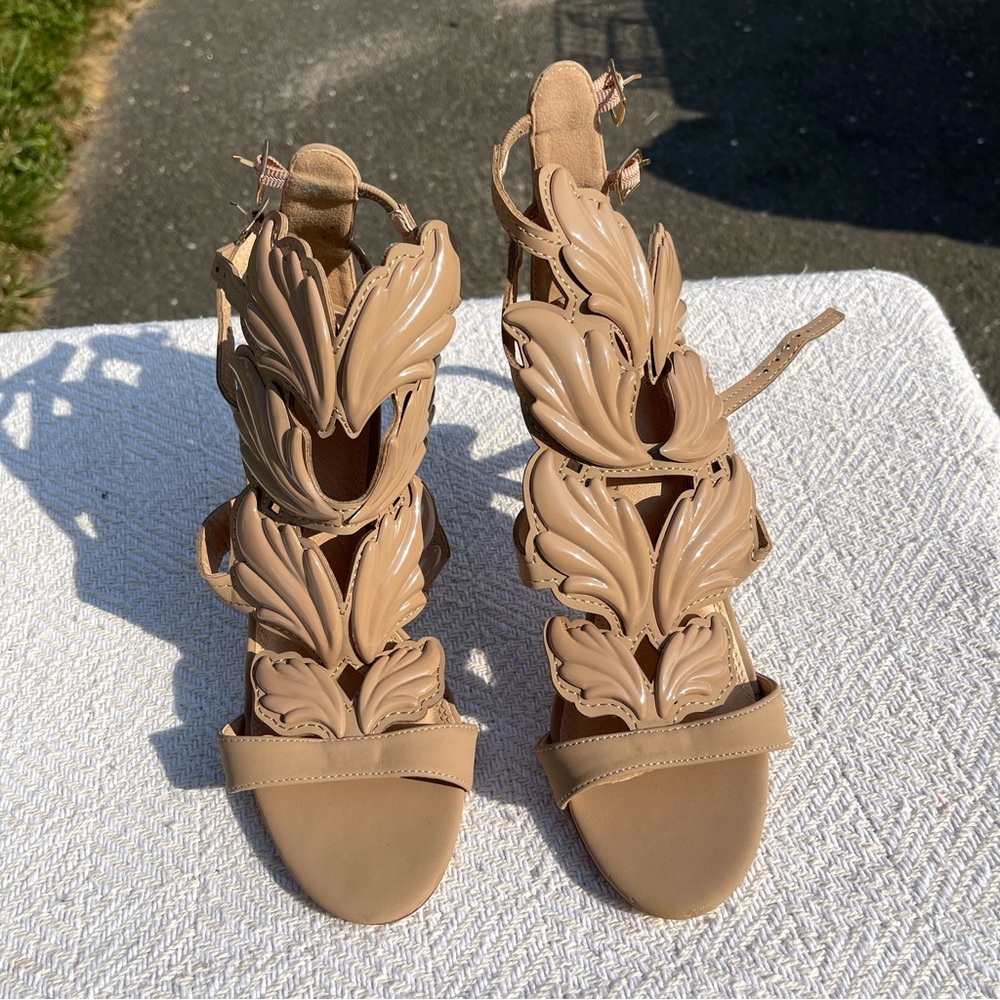 Open toe wing sandal heels in tan